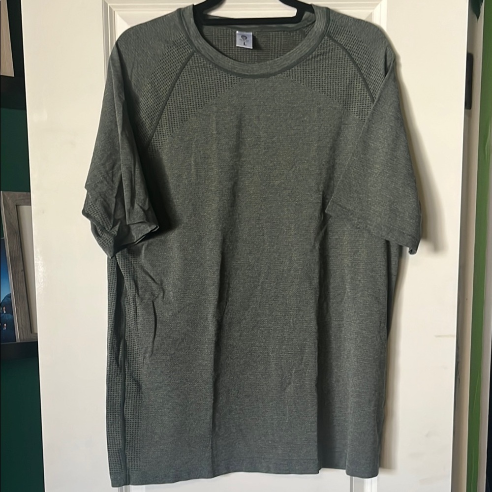 Senita Athletics Green Short Sleeve Tee Casual Comfort